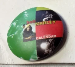 Tradera BOB MARLEY / RASTA. Badge ,nålmärke. 25mm> Stifte & Nåle