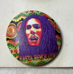 Tradera BOB MARLEY / RASTA. Badge ,nålmärke. 25mm> Stifte & Nåle
