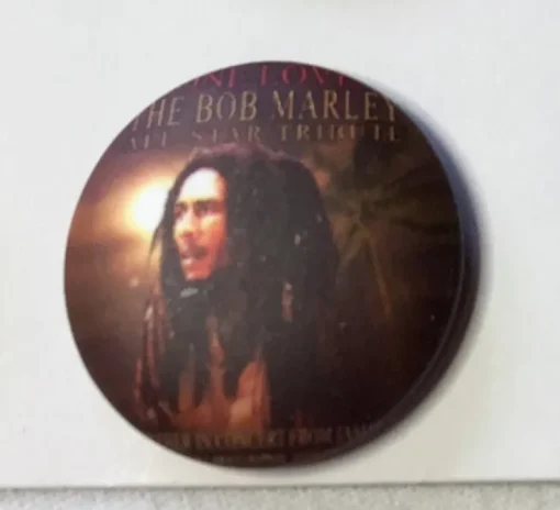 Tradera BOB MARLEY / RASTA. Badge ,nålmärke. 25mm> Stifte & Nåle