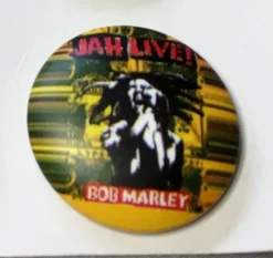 Tradera BOB MARLEY / RASTA. Badge ,nålmärke. 25mm> Stifte & Nåle