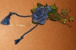 Tradera Bordsdekoration med blå blommor blå kulor guldband murgröna kottar Ljusmanschett| Bryllups-borddækning & Dekorationer