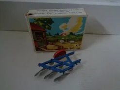 Tradera Britains 1/32 Farm - 3 Furrow Plough MIB - Vintage Retro 1950-Tal> Legetøjs- & Samlerbiler