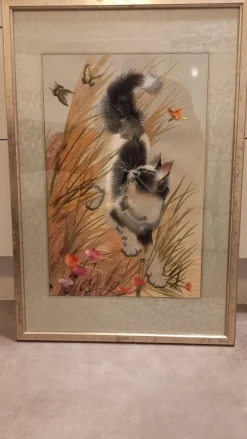 Tradera Broderi Kina cirka 1980. Chinese silk embrodery. Size 82 x 55 cm incl. frame.| Anden Kunst