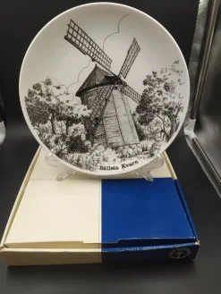 Discount Brommatallriken - Bällsta Kvarn- 1979 - Gustavsberg Keramik & Porcelæn, Svensk