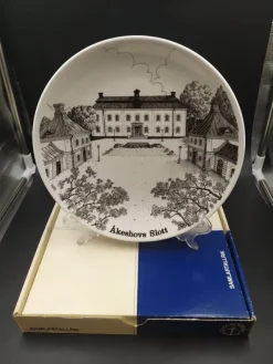Hot Brommatallriken - Åkeshovs Slott - 1980 - Gustavsberg Keramik & Porcelæn, Svensk