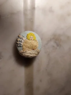 Tradera Brosch Handbroderad Ängel Hantverk Diameter 3,5 cm> Brocher