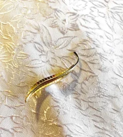 Tradera Brosch i 18 karat guld och vitguld. Storlek : 45X6 mm.Ny fr äld guldsmedsaffär> Brocher