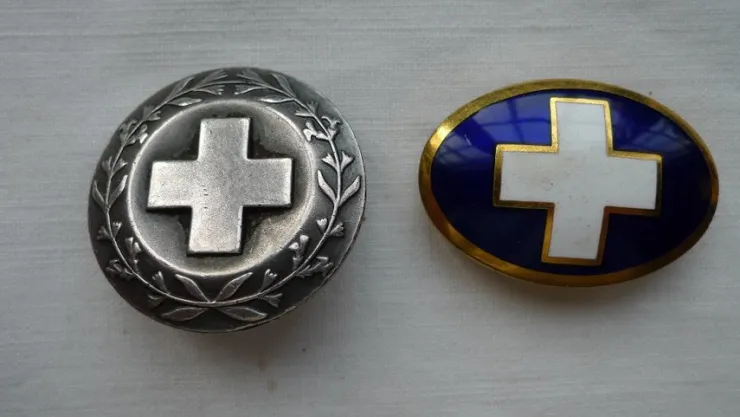 Tradera Brosch sjukvårdsbiträde silver stämplat X9 nålfäste trasigt + Emaljerad brosch> Medicinske Gadgets