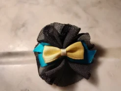 Tradera Brosch SVART Blå och Vita Rosetter HANTVERK diameter ca 4, 5 cm> Brocher