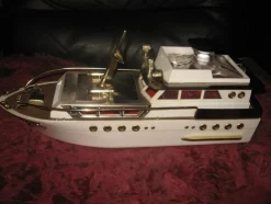 Tradera BÅT MED GLASFLASKA, SHOTSGLAS OCH SPELDOSA (NAUTICAL BARWARE 1970 S CABIN BOAT )| Båd- & Skib-memorabilia