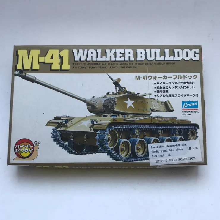 Tradera Byggmodell Crown vintage oanvänd/inplastad - M-41 Walker Bulldog tank| Plastik Byggesæt