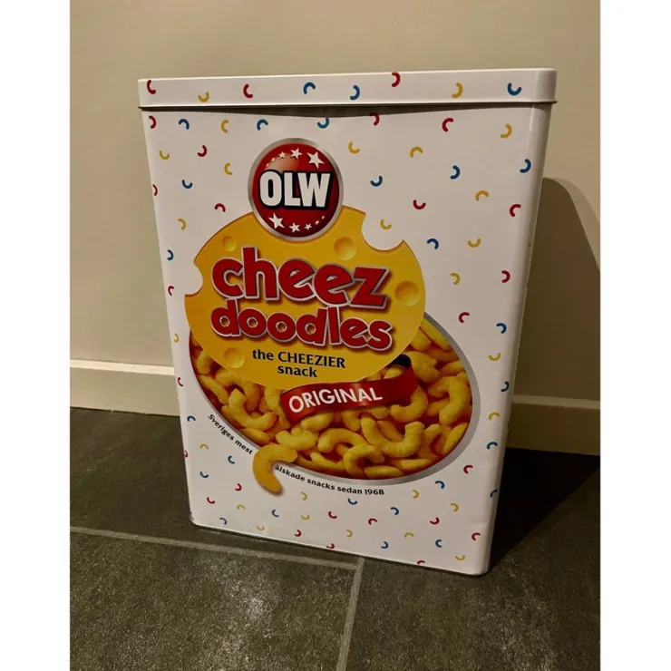 Tradera Cheez Doodles - Plåtburk för OLW ostbågar> Metalemballage