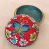 Tradera Cloisonne emalj lockask smyckesförvaring med fjäril och blommor i metall> Smykkeskrin & -opbevaring