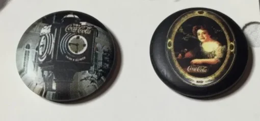 Tradera Coca-cola. 2 st. Badge , nålmärke. diameter 25 mm.| Breweriana