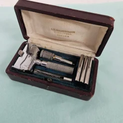 Tradera C.V. Heljestrand Kindal äldre rakset i etui Eskilstuna Sverige| Barbering