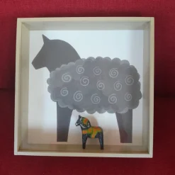 Tradera Dalahäst i Diorama med motiv| Dalarheste