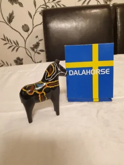 Tradera Dalahäst i svart med guldmönster - Ny i originalförpackning| Dalarheste