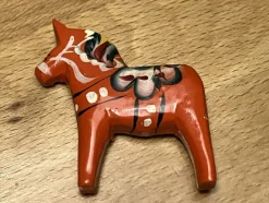 Tradera Dalahäst röd Kylskåpsmagnet 1970tal Nils Olsson Nusnäs| Dalarheste