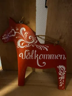 Tradera Dalahäst välkommen skylt höjd 20 cm| Dalarheste