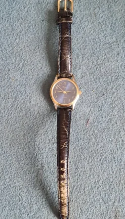 Tradera Damklocka - Regal Quartz - med armband i läder.> Armbåndsure