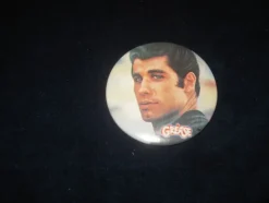 Tradera DANNY ZUKO-RETRO BADGE GREASE IS THE WORD 1978> Filmmemorabilia