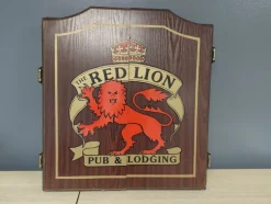 Tradera Dart tavla HARROWS Official-Red Lion Pub & Lodging fint skåp med motiv dart> Dart