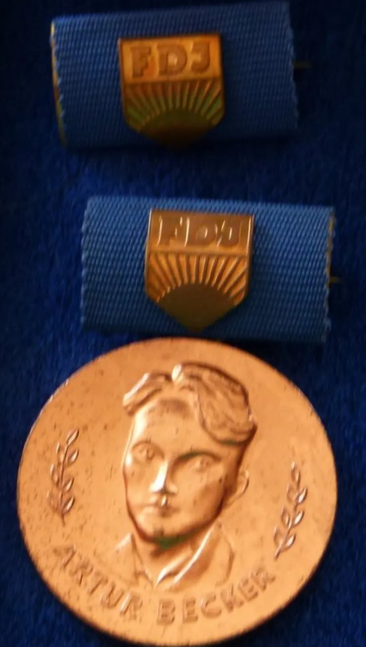 Tradera DDR FDJ, Artur Becker Medaljen Brons.> Militære Samlerobjekter