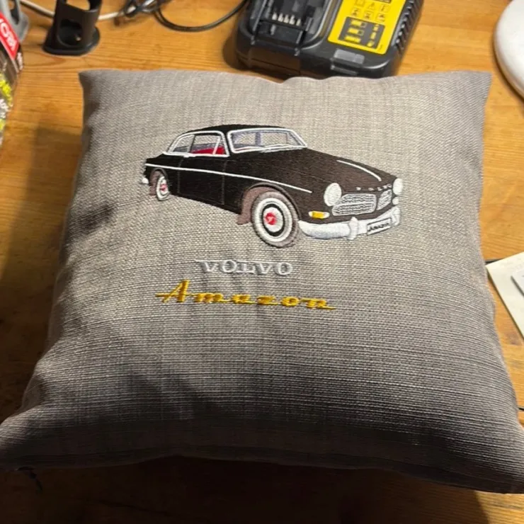 Tradera Dekorativ kudde med Volvo Amazon-broderi| Biltilbehør