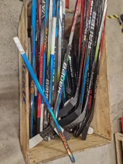 Tradera Diverse knäckta kolfiber klubbor> Hockey & Skøjter