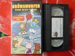 Tradera DRÖMSMURFEN SOM BLEV KUNG, 60 MIN., VHS, SVENSKT TAL, TECKNAD FILM| Vhs-film