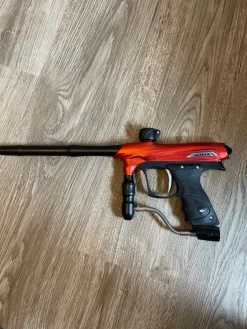 Tradera Dye Rize Paintballmarkör - Röd> Eventyrsport