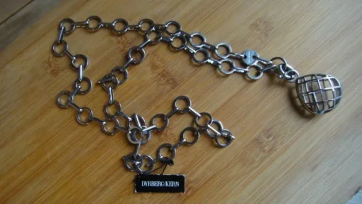 Tradera Dyrberg Kern halsband, lång, shiny försilvrad med stor hjärta hänge, oanvänt> Halskæder