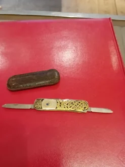 Tradera EKA fickkniv med stadsvapen 1861-1961 helt utfälld cirka 16 cm> Knive & Sværd