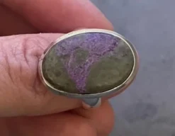 Tradera Elegant Ring med Naturlig Stichtit – Silverpläterad (Storlek ca 18,5 / US 8.5 )> Ringe