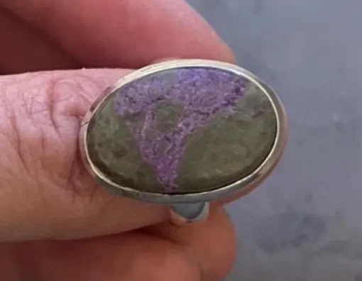 Tradera Elegant Ring med Naturlig Stichtit – Silverpläterad (Storlek ca 18,5 / US 8.5 )> Ringe