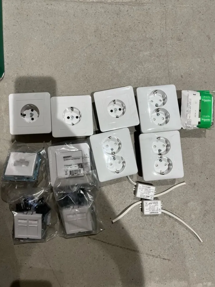 Online Eluttag och strömbrytare El-installation