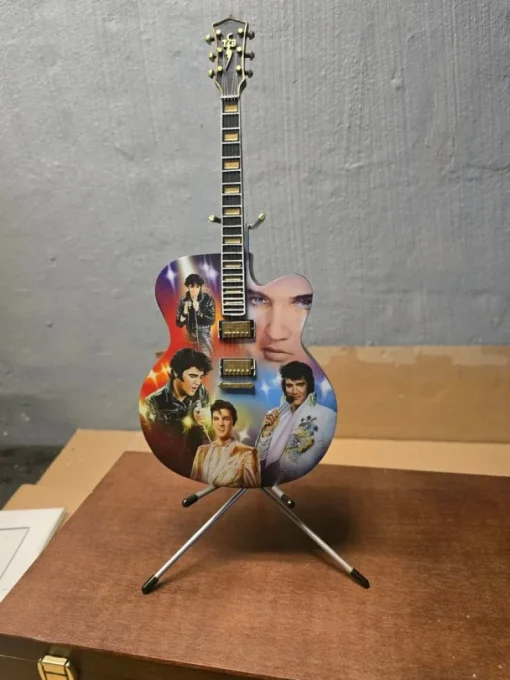 Tradera Elvis Presley Minigitarr - Rockin' Through the Years> Musikmemorabilia