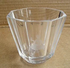 Shop En mindre glasvas med etsad figur signerad of 43108 CG.B? Glas