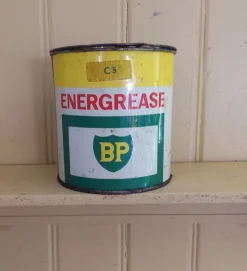 Tradera EN OÖPPNAD PLÅTBURK FRÅN BP MED MOTORFETT RETRO INNEHÅLLER 1 KG FETT| Bensinia
