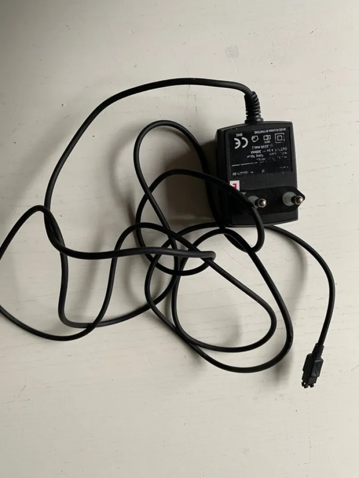 Tradera Ericsson laddare till mobiltelefon.> Mobiltilbehør