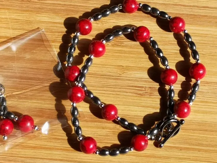 Tradera Ett enkelt halsband i svart och rött.> Selvdesignede Smykker