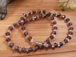 Tradera Ett halsband i lila och glasklara pärlor.> Selvdesignede Smykker