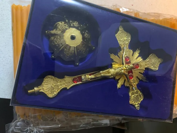 Discount Ett vackert gyllene metallkors Andet