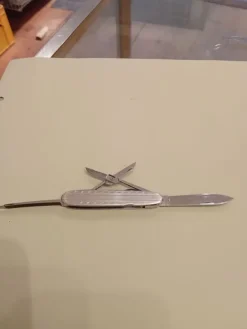 Tradera FICKKNIV- VICTORINOX , Schweizisk i bra bruksskick 17,5 cm utfälld bägge sidor> Knive & Sværd