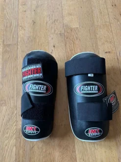 Tradera Fighter Benskydd Stl M> Kampsport