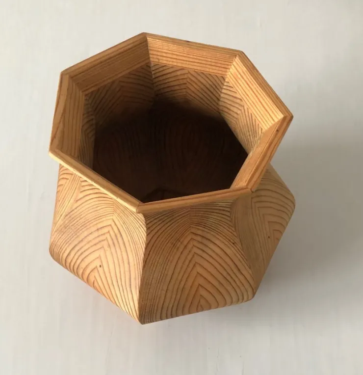 Tradera Fin furuvas, H 14 cm. Liten glipa i botten , se näst sista bilden| Indretning & Husholdning