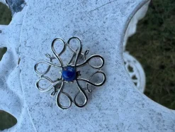 Tradera Fin gammal BROSCH i SILVER med blå ”sten”. Stämplat 925> Brocher