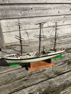 Tradera Fint gammalt MODELLSKEPP av ett fartyg| Båd- & Skib-memorabilia