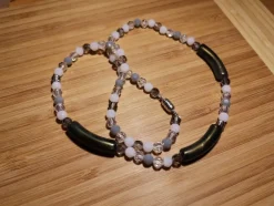 Tradera Fint halsband i vite till grå pärlor samt 3 lätt böjde grå-gröna dekor pärlor> Selvdesignede Smykker
