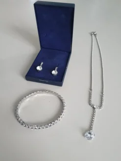 Tradera Fint strass smycke set halsband örhängen armband i nyskick> Smykkesæt